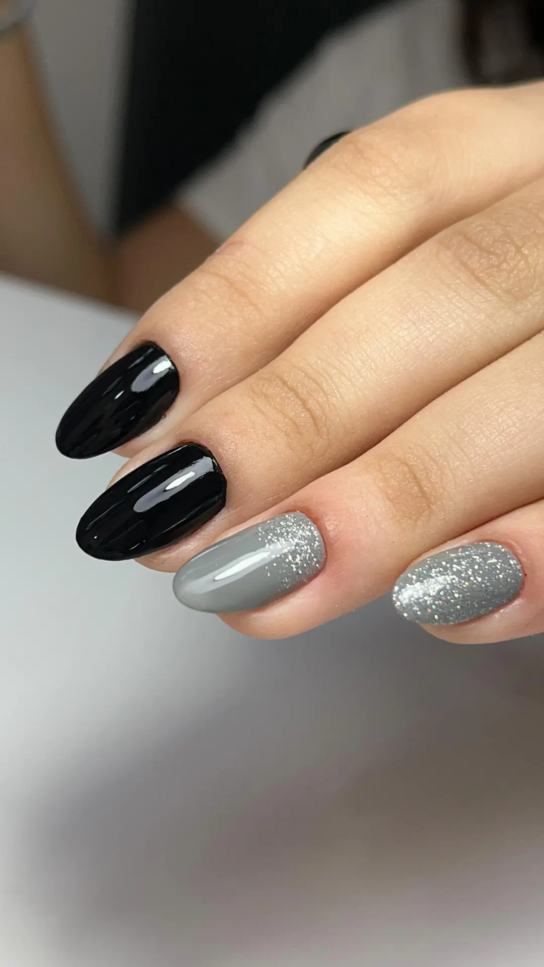 Unhas preto e cinza com glitter prateado