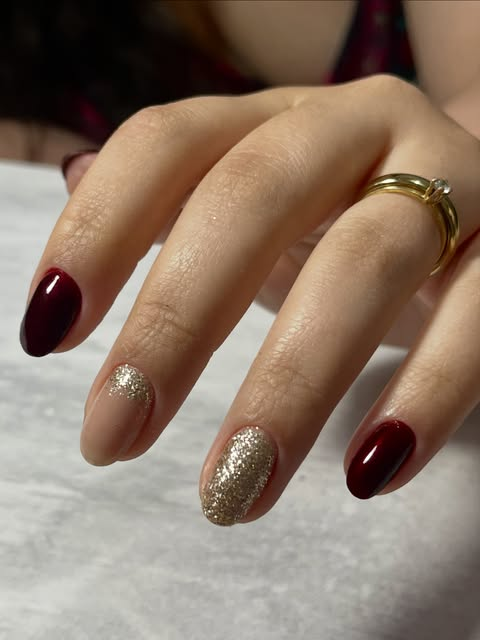 Unhas vinho com nail art glitter dourado