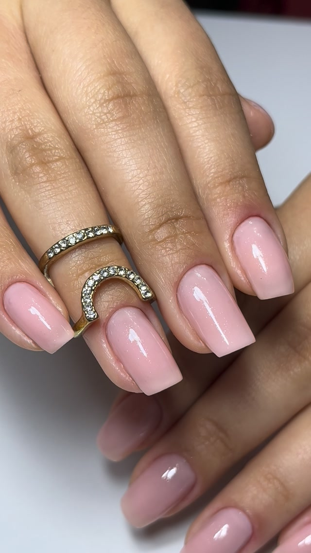 Unhas naturais em nude rosado feitas no studio