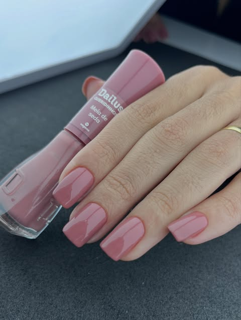 Unhas em tom rosé fechado