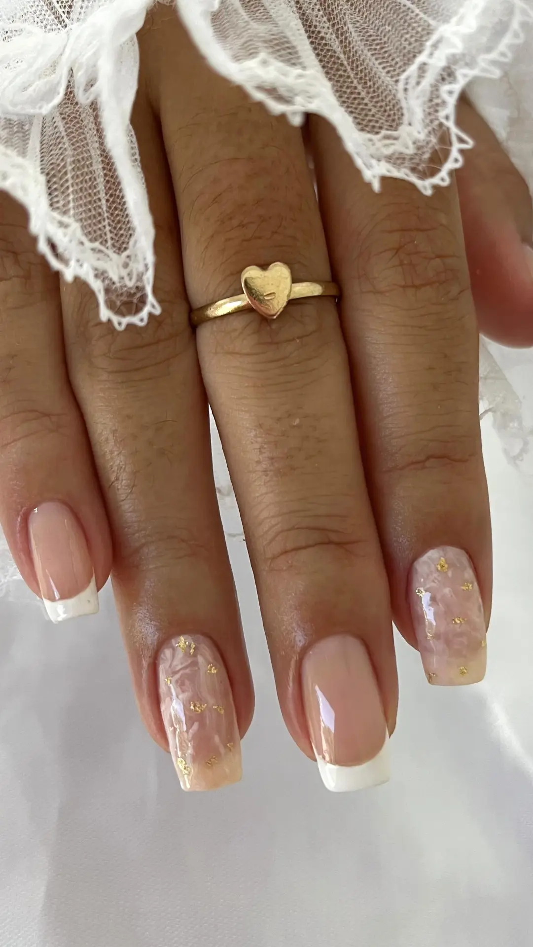Unhas nude marmorizadas com folhas de ouro